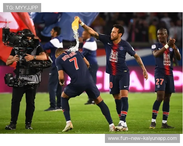 曼联VS巴黎：英超中卫争夺战激烈上演，未来谁将笑到最后？